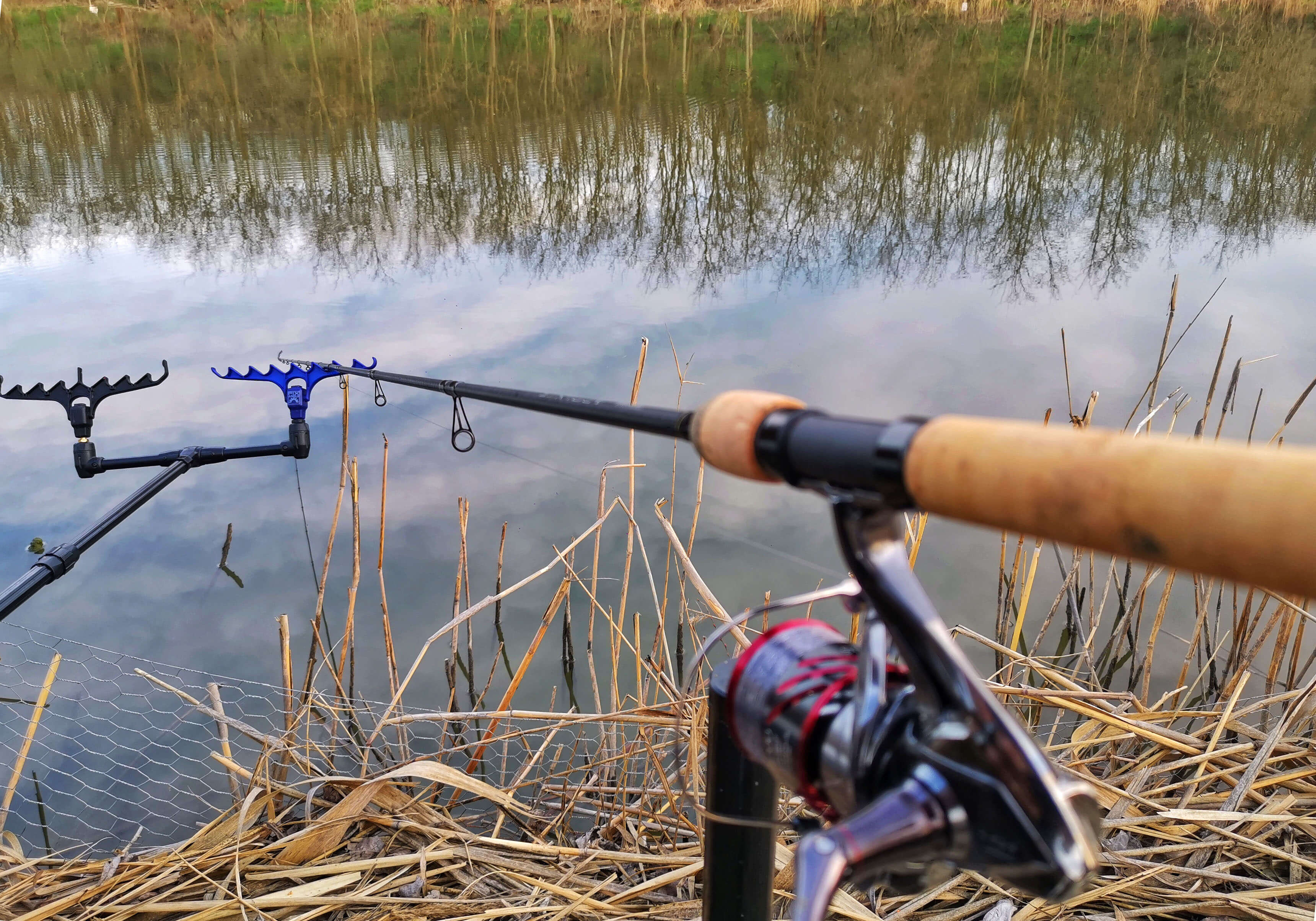 lanseta in asteptare la pescuit la feeder pe Dyno Lake